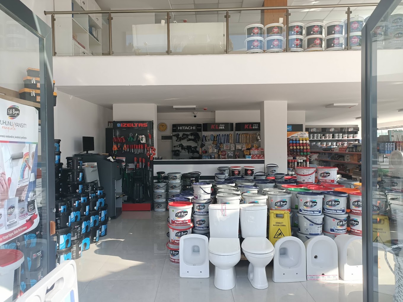 Sistem Hırdavat mağazasının girişten görünümü