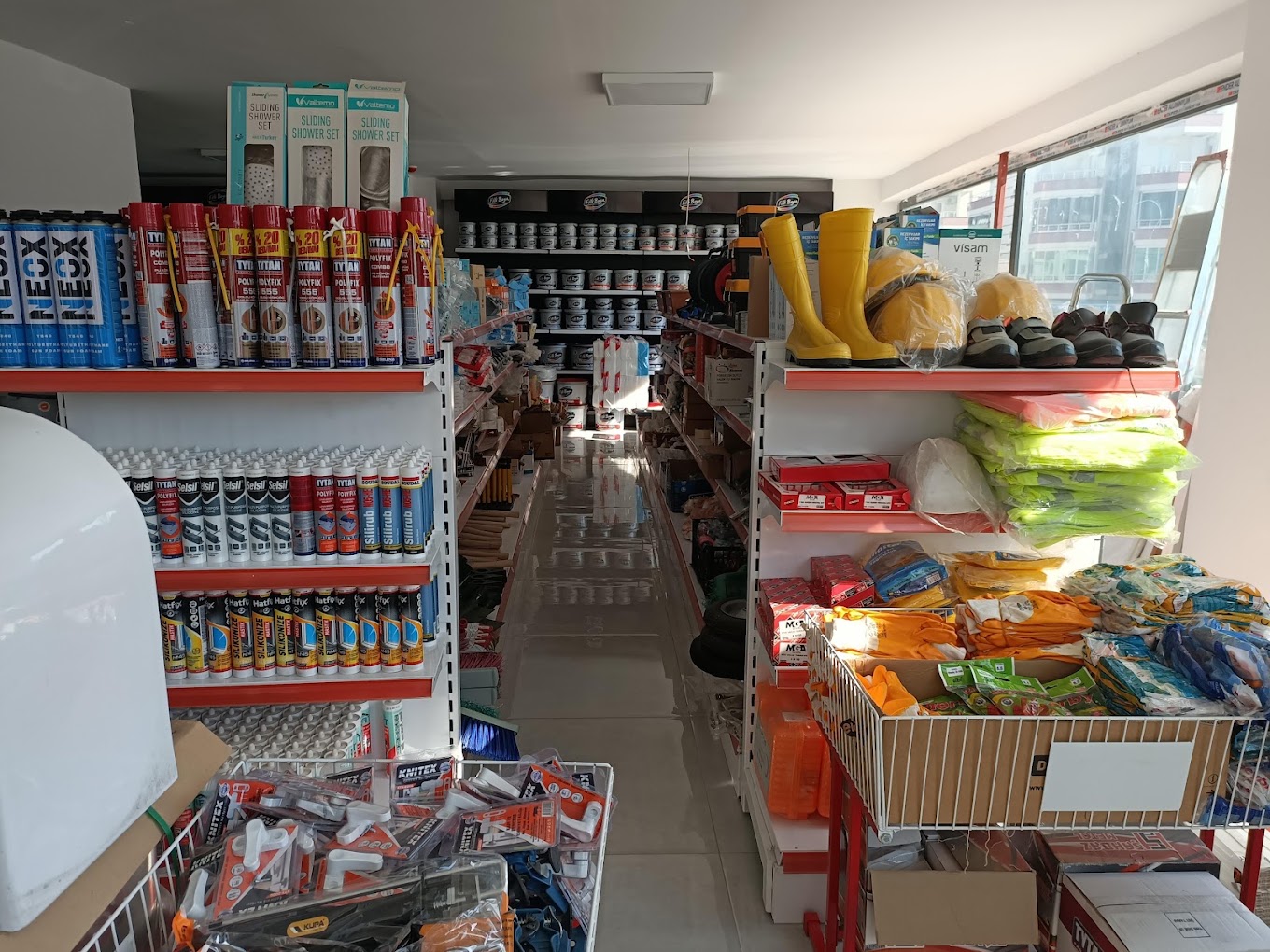 Sistem Hırdavat raflarında el aletleri ve iş güvenliği ürünleri